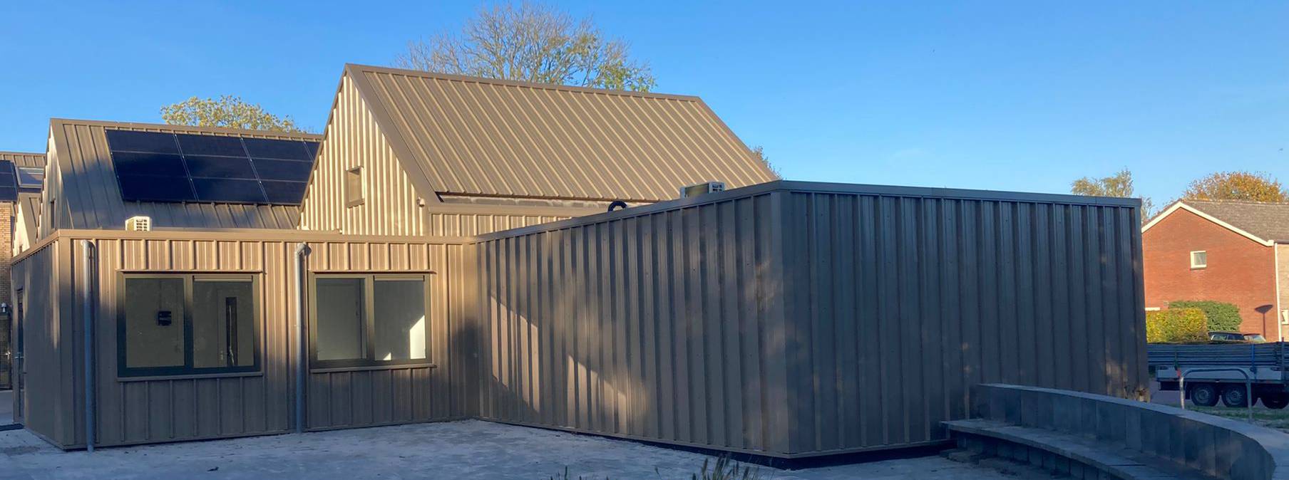 Aanbouw in een tuin
